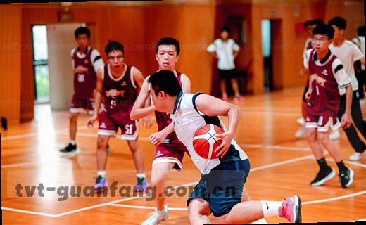 五本书堆叠在窗边，阳光斜照书脊。